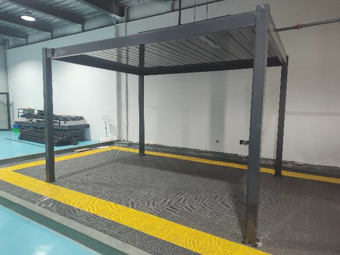EN 13561 test sample of a freestanding louvered pergola in the TÜV test area